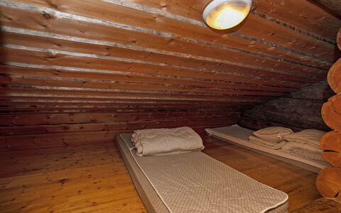 Rukasaukko: Madera, Habitación, Suelo, Cama, Techo, Sábana, Piso, Ático, Arquitectura, Diseño De Interiores