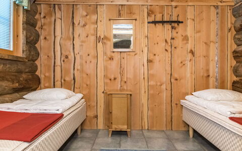 Pihlakieppi 2: Madera, Habitación, Cama, Suelo, Diseño De Interiores, Mueble, Piso, Habitación, Sábana, Lecho