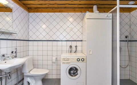 Pihlakieppi 2: Piso, Arreglo De Tubería, Suelo, Diseño De Interiores, Lavabo, Techo, Grifo, Plomería, Loseta, Habitación