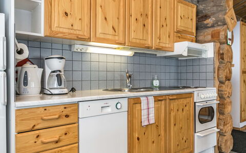 Pihlakieppi 2: Madera, Cocina, Gabinetes, Mostrador, Lavabo, Electrodoméstico, Aparato De Cocina, Diseño De Interiores, Techo, Cajón