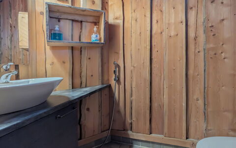 Kantolan Veska: Madera, Piso, Arreglo De Tubería, Suelo, Baño, Diseño De Interiores, Habitación, Plomería, Manchas De Madera, Madera Dura