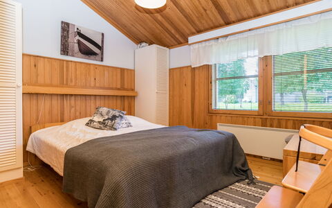 Kelokivakka E23: Cama, Habitación, Lecho, Diseño De Interiores, Sábana, Mueble, Madera, Suelo, Techo, Piso