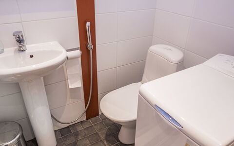 Saukkotupa: Arreglo De Tubería, Piso, Asiento Del Baño, Baño, Suelo, Baño, Diseño De Interiores, Plomería, Lavabo Del Baño, Lavabo