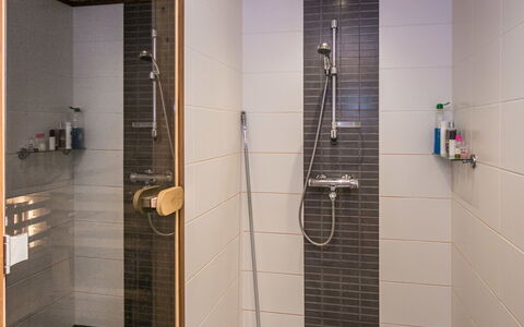 Saukkotupa: Piso, Baño, Arreglo De Tubería, Suelo, Madera, Diseño De Interiores, Plomería, Alcachofa De La Ducha, Loseta, Ducha