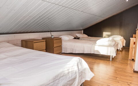 Saukkotupa: Suelo, Piso, Diseño De Interiores, Madera, Habitación, Suelos De Madera, Techo, Cama, Mueble, Habitación