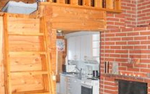 Juolukka: Madera, Piso, Suelo, Techo, Diseño De Interiores, Manchas De Madera, Escalera, Habitación, Madera Dura, Cuarto De Troncos