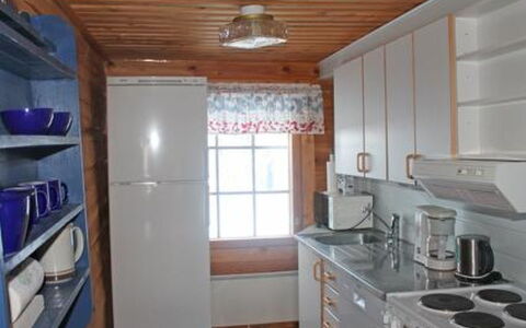 Juolukka: Piso, Aparato De Cocina, Cocina, Mueble, Madera, Electrodoméstico, Mostrador, Suelo, Diseño De Interiores, Gabinetes