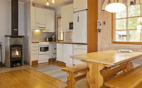 Lonnakko: Madera, Piso, Mueble, Techo, Suelo, Diseño De Interiores, Habitación, Manchas De Madera, Suelos De Madera, Madera Dura