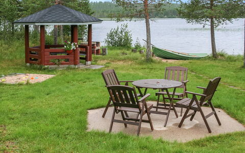 Ahonlaita: Mueble, Mueble Para Exteriores, Mesa, Silla, Mesa Al Aire Libre, Jardín, Sombra, Patio Interior, Césped, Yarda