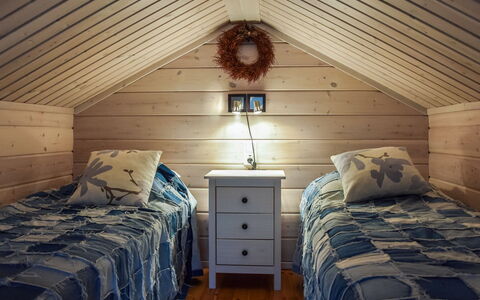 Ahonlaita: Habitación, Madera, Cama, Diseño De Interiores, Techo, Suelo, Sábana, Lecho, Piso, Mueble