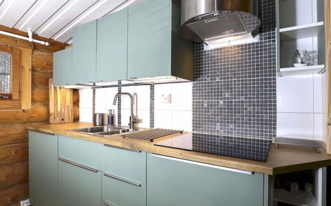 Pohosniemi: Cocina, Mostrador, Diseño De Interiores, Gabinetes, Piso, Aparato De Cocina, Madera, Mueble, Electrodoméstico, Arreglo De Tubería