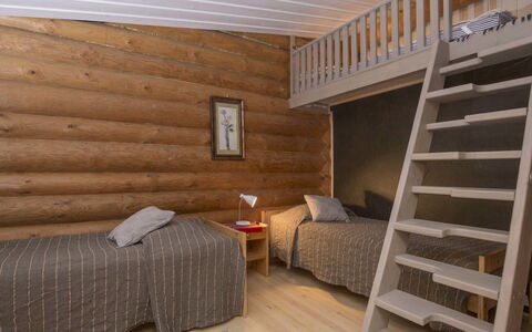 Pohosniemi: Madera, Suelo, Piso, Mueble, Diseño De Interiores, Habitación, Cama, Techo, Habitación, Marrón