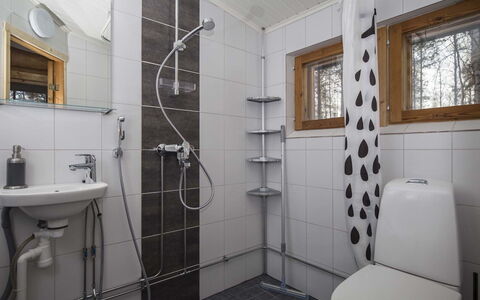 Pohosniemi: Arreglo De Tubería, Baño, Piso, Madera, Diseño De Interiores, Suelo, Grifo, Techo, Lavabo, Plomería