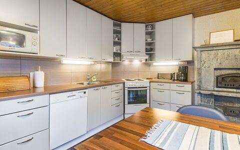 Rinneranta: Cocina, Aparato De Cocina, Mostrador, Piso, Gabinetes, Diseño De Interiores, Madera, Electrodoméstico, Techo, Suelo