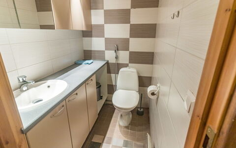 Rinneranta: Baño, Arreglo De Tubería, Lavabo Del Baño, Asiento Del Baño, Baño, Piso, Suelo, Lavabo, Diseño De Interiores, Grifo