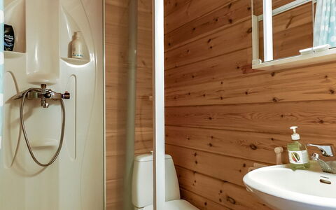 Eemeli: Madera, Piso, Arreglo De Tubería, Baño, Diseño De Interiores, Suelo, Lavabo Del Baño, Baño, Asiento Del Baño, Plomería