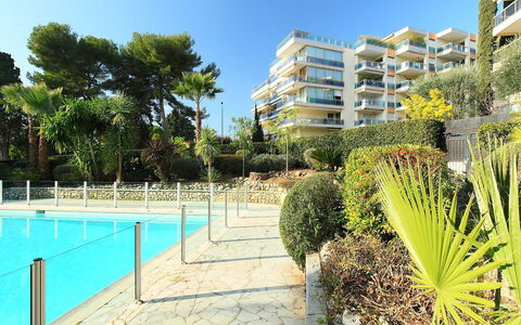 Le Floriana: Mueble, Silla, Mesa, Mueble Para Exteriores, Mesa Al Aire Libre, Porche, Cocina Y Comedor Mesa, Balcón, Cubierta, Sombra