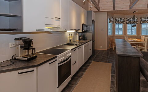 Rukan Taikavuosseli 12 a: Piso, Cocina, Madera, Diseño De Interiores, Mostrador, Techo, Suelo, Mueble, Lámpara, Encendiendo