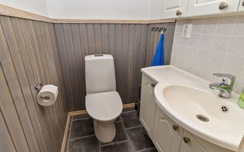 Rukan Taikavuosseli 12 a: Asiento Del Baño, Baño, Arreglo De Tubería, Baño, Piso, Suelo, Lavabo, Lavabo Del Baño, Diseño De Interiores, Plomería