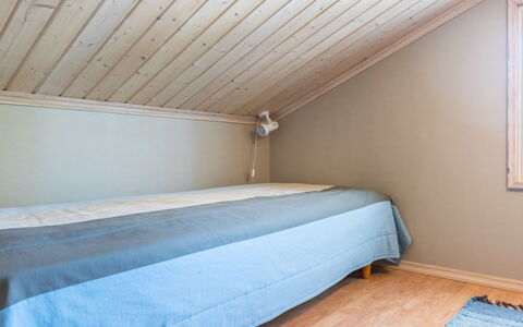 Rukan Taikavuosseli 12 a: Suelo, Piso, Madera, Diseño De Interiores, Techo, Habitación, Cama, Encendiendo, Habitación, Mueble