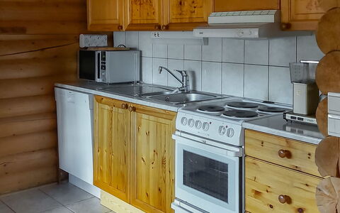 Harjurinne: Madera, Cocina, Aparato De Cocina, Electrodoméstico, Piso, Mostrador, Gabinetes, Mueble, Suelo, Estufa De Cocina