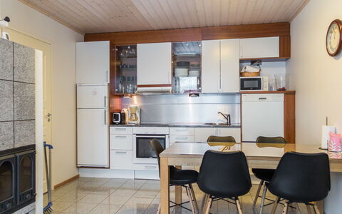 Tahko Ski Koivulantie: Mueble, Cocina, Piso, Diseño De Interiores, Aparato De Cocina, Madera, Suelo, Electrodoméstico, Mostrador, Techo
