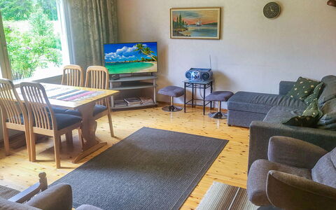 Ellilä: Mueble, Piso, Suelo, Sofá, Diseño De Interiores, Sala, Habitación, Departamento, Mesa De Café
