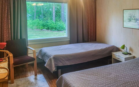Ellilä: Suelo, Piso, Diseño De Interiores, Habitación, Cama, Sábana, Marco De La Cama, Lecho, Madera Dura, Manchas De Madera