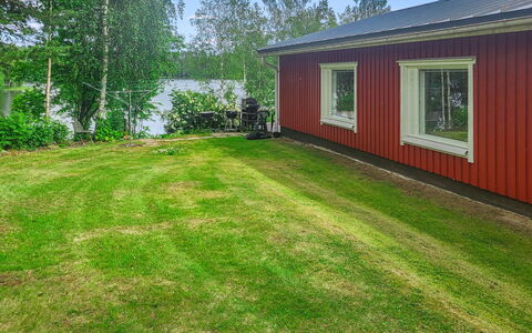 Ellilä: Hierba, El Terreno Del Lote, Césped, Jardín, Cabaña, Patio Interior, Cobertura Del Suelo, Yarda, Casa De Campo