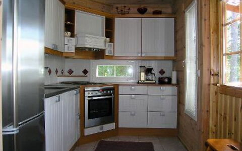 Puolukka: Aparato De Cocina, Cocina, Mostrador, Electrodoméstico, Gabinetes, Piso, Madera, Diseño De Interiores, Techo, Mueble