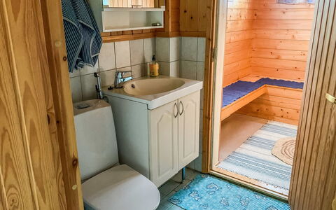 Majavanpesä: Arreglo De Tubería, Piso, Lavabo Del Baño, Suelo, Madera, Lavabo, Baño, Diseño De Interiores, Grifo, Habitación
