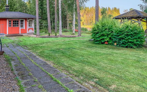 Majavanpesä: Hierba, Arbusto, Jardín, El Terreno Del Lote, Césped, Cobertura Del Suelo, Cabaña, Paisajismo, Patio Interior