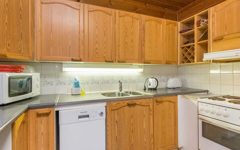 Suvituuli: Cocina, Madera, Gabinetes, Piso, Mostrador, Diseño De Interiores, Aparato De Cocina, Suelo, Techo, Electrodoméstico