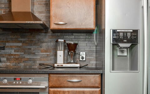 Villa Assi: Aparato De Cocina, Cocina, Electrodoméstico, Electrodoméstico, Gabinetes, Mostrador, Madera, Refrigerador, Piso, Diseño De Interiores