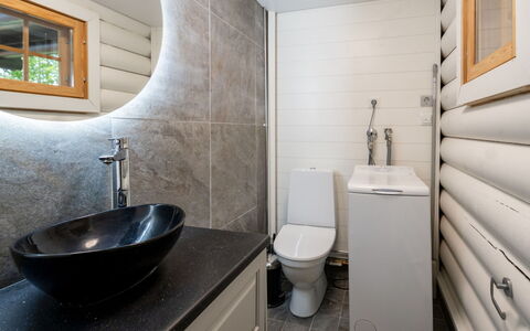 Villa Assi: Piso, Arreglo De Tubería, Baño, Diseño De Interiores, Suelo, Lavabo, Lavabo Del Baño, Grifo, Plomería, Casa