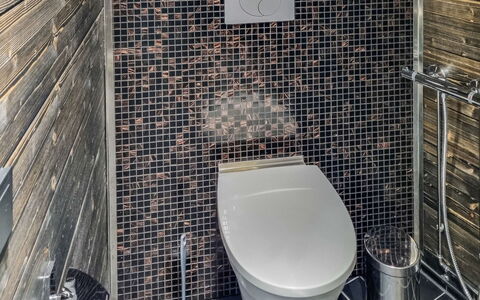 Minervahovi: Asiento Del Baño, Baño, Arreglo De Tubería, Piso, Baño, Suelo, Loseta, Diseño De Interiores, Plomería, Material Compuesto