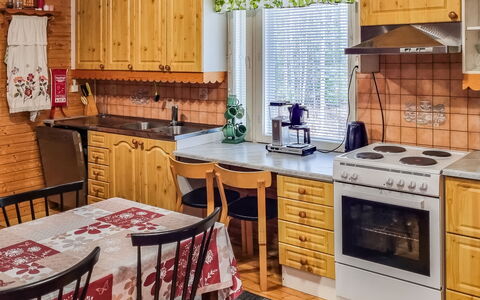 Minervahovi: Cocina, Mueble, Diseño De Interiores, Madera, Electrodoméstico, Aparato De Cocina, Piso, Gabinetes, Mostrador, Estufa De Cocina