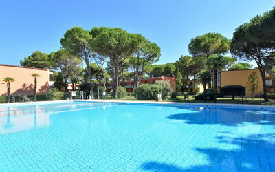 Bibione 380: Agua, Cielo, Edificio, Planta, Tiempo De Día, Propiedad, Piscina, Azur, Árbol, Sombra