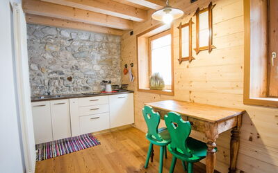 Albergo Diffuso - Cjasa Ustin 100.5: Habitación, Propiedad, Mueble, Edificio, Suelo, Diseño De Interiores, Cocina, Suelos De Madera, Casa, Madera