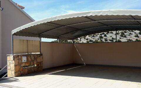 Villa Silvana: Cielo, Nube, Sombra, Superficie De La Carretera, Asfalto, Material Compuesto, Tintes Y Sombras, Techo, Fachada, Diseño Urbano