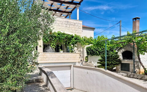 Bila Vila: Pared, Sombra, Hormigón, Balcón, Hacienda, Maceta, Planta De Casa, La Luz Del Día, Patio