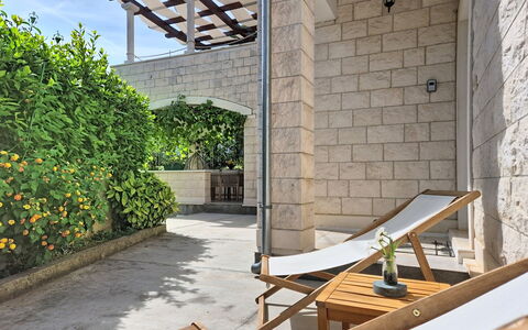 Bila Vila: Material Compuesto, Sombra, Mueble Para Exteriores, Hormigón, Balcón, Maceta, Planta De Casa, Inmuebles, Paisajismo, Estructura Al Aire Libre