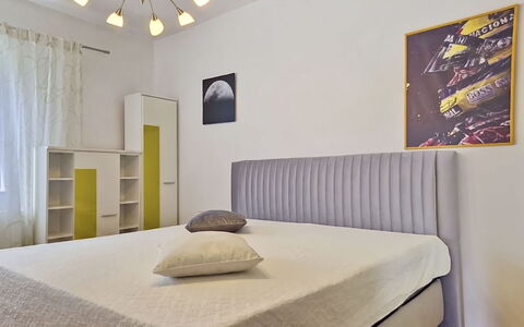Bila Vila: Cama, Mueble, Habitación, Lecho, Sábana, Diseño De Interiores, Madera, Linos, Suelo, Piso