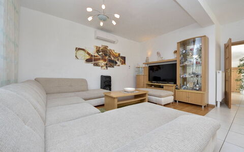 Bila Vila: Marco, Sofá, Mueble, Madera, Sala, Comodidad, Encendiendo, Edificio, Diseño De Interiores, Planta De Casa