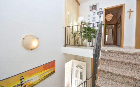 Bila Vila: Propiedad, Habitación, Casa, Bienes Raíces, Amarillo, Pared, Casa, Diseño De Interiores, Suelo, Edificio