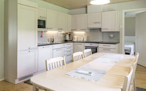Suvela: Mueble, Diseño De Interiores, Piso, Madera, Suelo, Techo, Cocina Y Comedor Mesa, Cocina, Mesa, Suelos De Madera