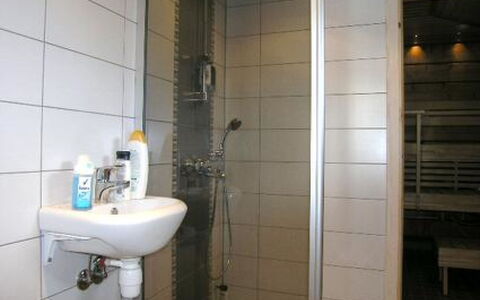 Syvälahti: Pared, Piso, Suelo, Madera, Arreglo De Tubería, Diseño De Interiores, Baño, Plomería, Habitación, Puerta De La Ducha