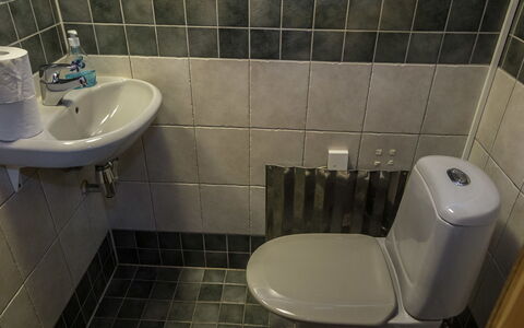 Tahkonbalju: Baño, Asiento Del Baño, Arreglo De Tubería, Piso, Baño, Suelo, Diseño De Interiores, Loseta, Lavabo Del Baño, Plomería
