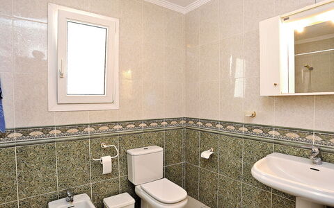 Montemar: Espejo, Arreglo De Tubería, Propiedad, Grifo, Lavabo Del Baño, Lavabo, Blanco, Baño, Edificio, Negro