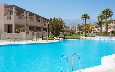 La Tejita: Agua, Cielo, Piscina, Edificio, Azur, Planta, Árbol, Mueble Para Exteriores, Condominio, Balneario